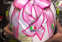 Valentino Rossi, fiocco rosa sul casco: dedica a bambina in arrivo - la  Repubblica