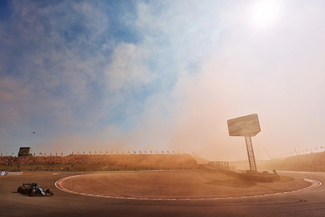 Alonso avvolto dalla ‘nebbia arancione’