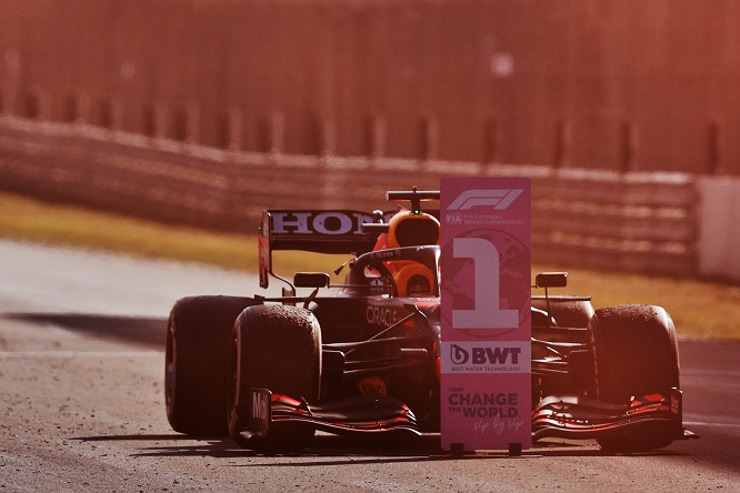 Verstappen: “Mercedes forte in rettilineo, anche se negano”