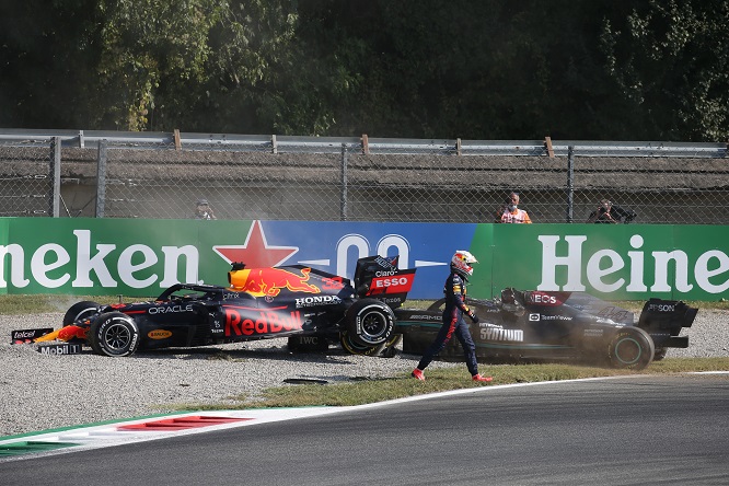 Ricciardo: “Con Lewis ferito, Max sarebbe rimasto”