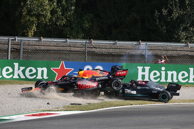 Verstappen-Hamilton, un’altra angolazione – VIDEO