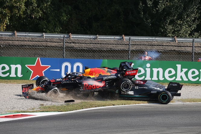 Horner: “La FIA avrebbe dovuto penalizzare anche Hamilton”