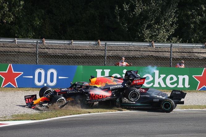 F1 / Monza, Verstappen ‘monta’ su Hamilton alla Prima Variante