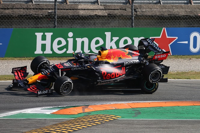 Verstappen: “Io corretto, Hamilton mi ha spinto fuori”
