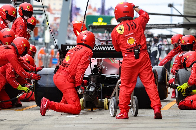 Ferrari-Leclerc, i team radio del caos