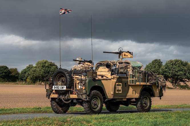 Land Rover Series III militare: venduto, ma con armi finte