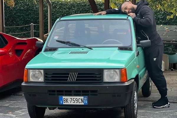 Vidal, tra le supercar abbraccia la sua nuova Fiat Panda