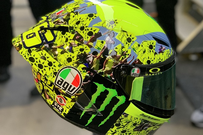 MotoGP / Misano, Valentino Rossi lancia il casco ai tifosi - Video