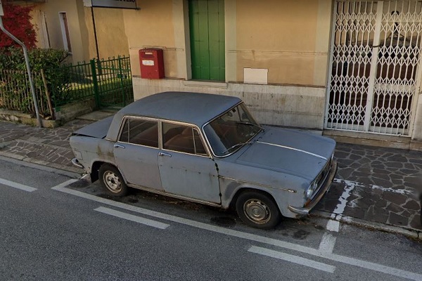 Una Lancia Fulvia da 40 anni nello stesso parcheggio: la storia
