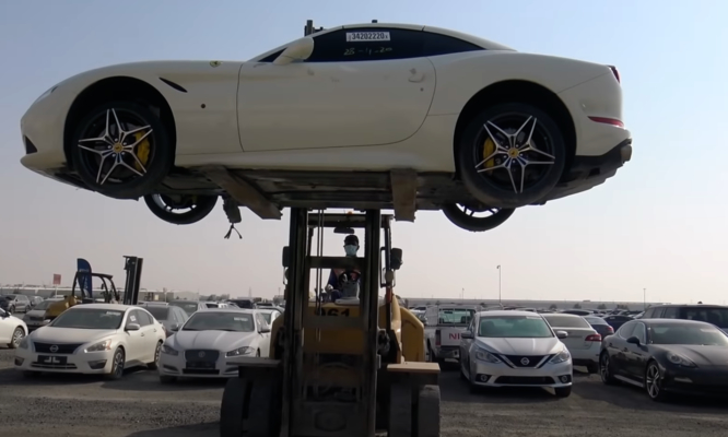 Supercar abbandonate nel deserto, il cimitero delle auto di Dubai