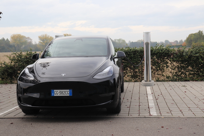 Tesla accelera: prima in UE, Moody’s migliora il rating