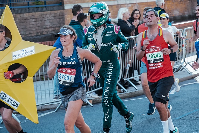 Alla Maratona di Londra con tuta e casco di Lance Stroll