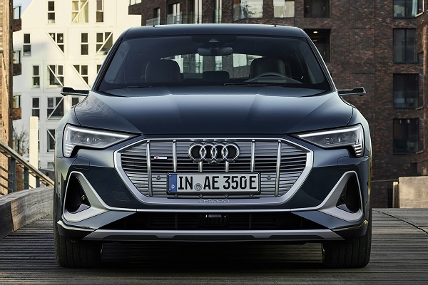 Audi e-tron, più autonomia con gli aggiornamenti software