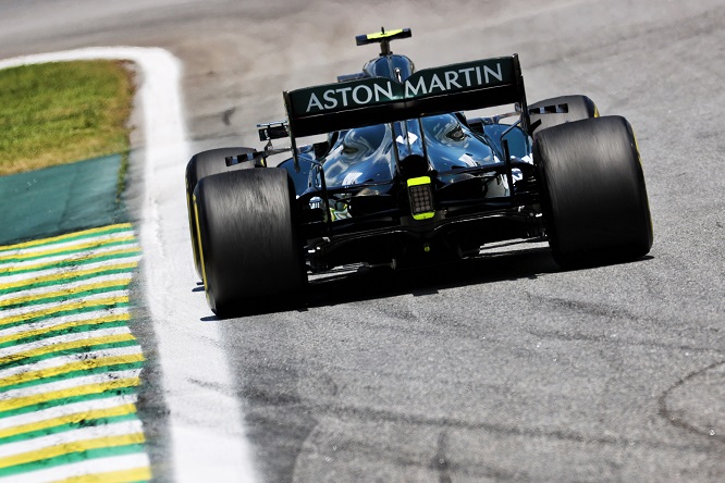 Vettel guascone: “Vado a toccare l’ala anteriore di Hamilton”