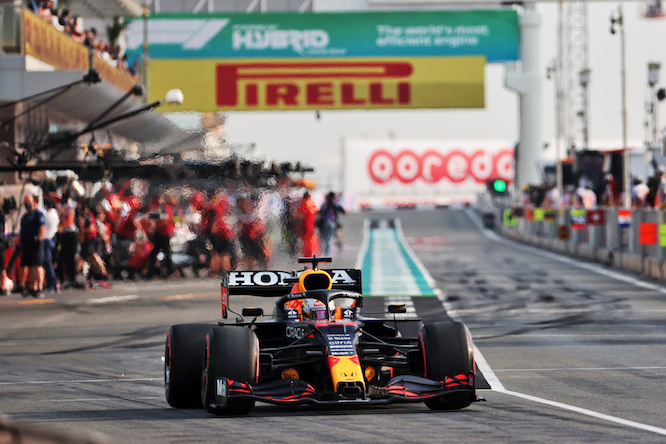 Red Bull punta alla qualifica, Mercedes sceglie il massimo carico