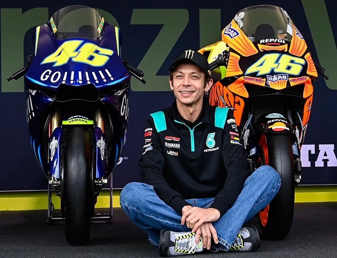 MotoGP / Rossi saluta tra i suoi bolidi