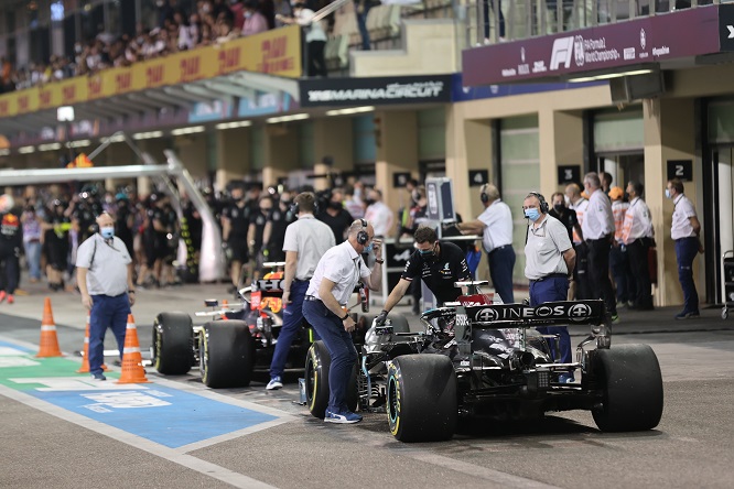 GP Abu Dhabi 2021: subito controllate le vetture di Max e Lewis