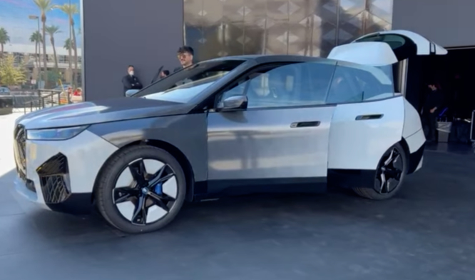 BMW, l’auto che cambia colore è realtà