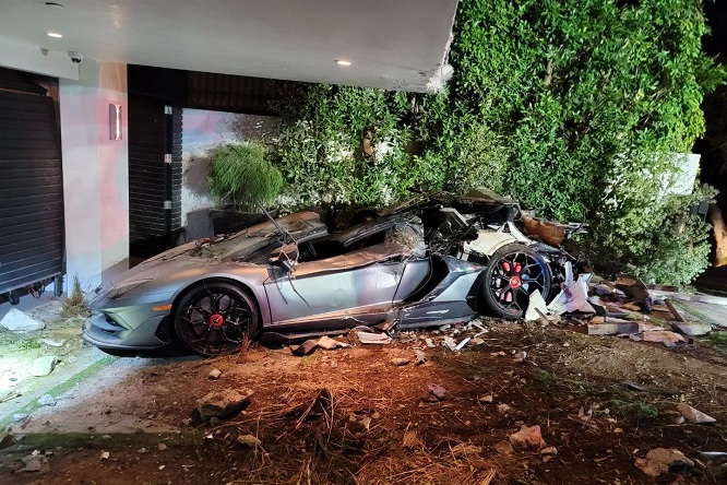 Lamborghini e Bentley schiacciate da un camion a Beverly Hills