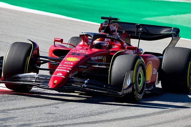 F1-75, Sainz e Leclerc in pista a Barcellona – FOTO