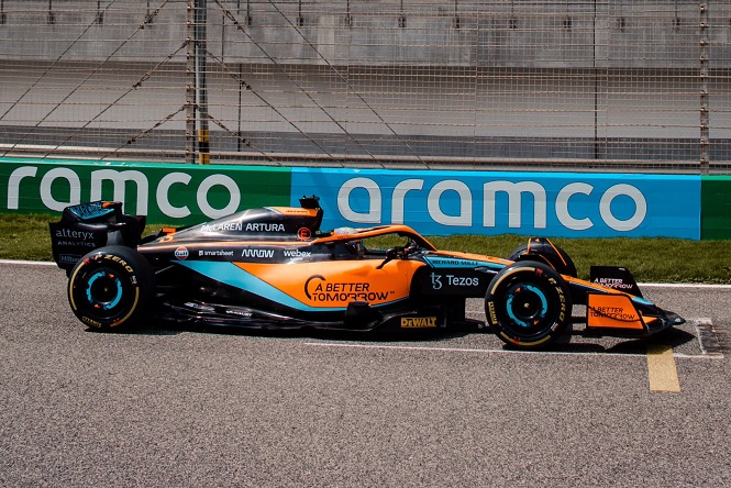 McLaren, livrea rivisitata per il filming day in Bahrain