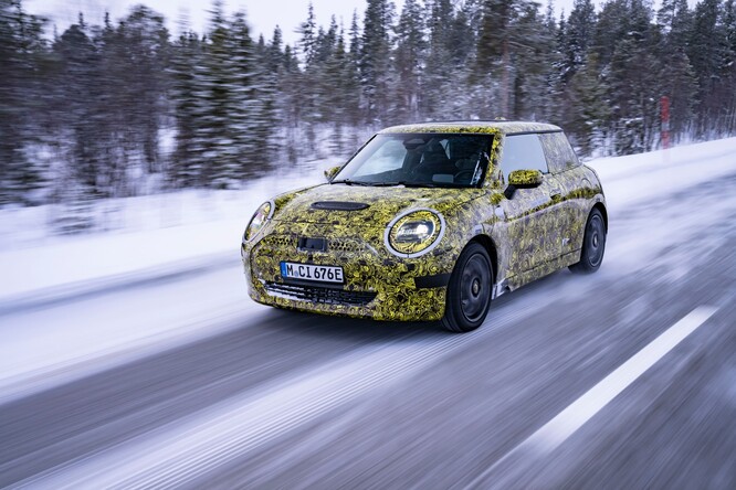 Mini elettrica, test sulla neve per la 3 porte