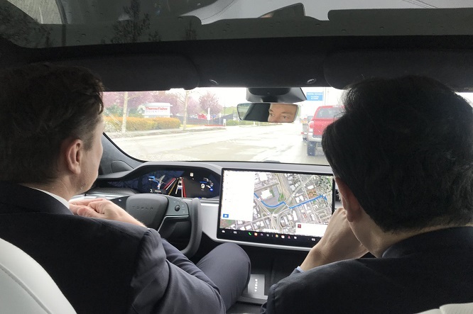 Elon Musk, giretto sulla Model S Plaid con l’ambasciatore cinese