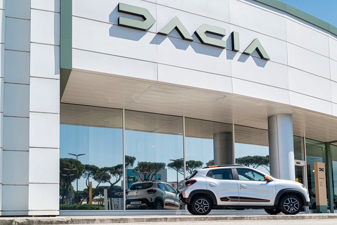 Dacia, a Roma si parte con il nuovo logo