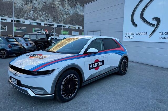 Ioniq 5 in livrea Martini, assaggio di Lancia Delta elettrica