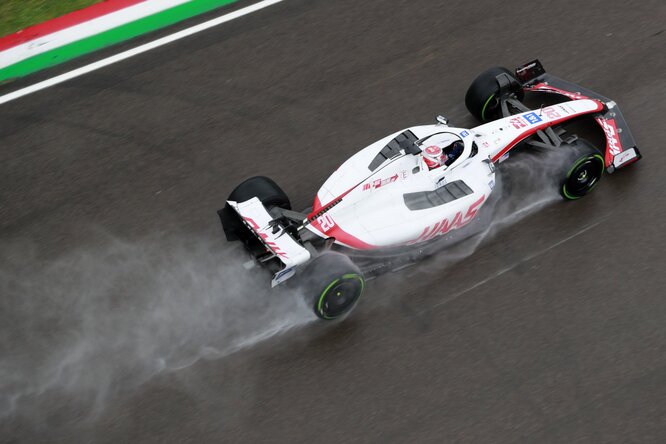 Magnussen porta la Haas in seconda fila a Imola