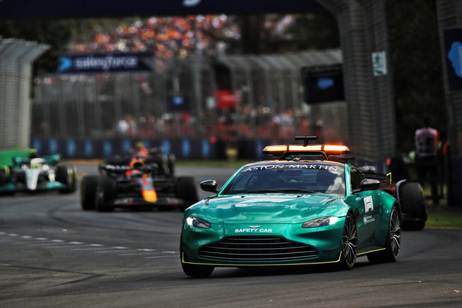 Safety Car: Verstappen critica la “tartaruga” Aston Martin