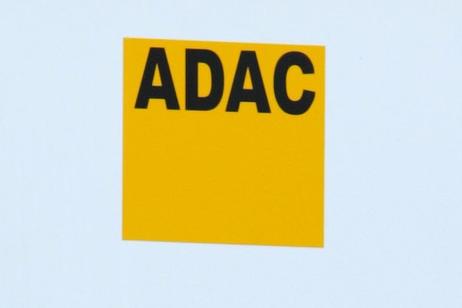 L’ADAC consiglia ai suoi soci di andare piano e guidare meno