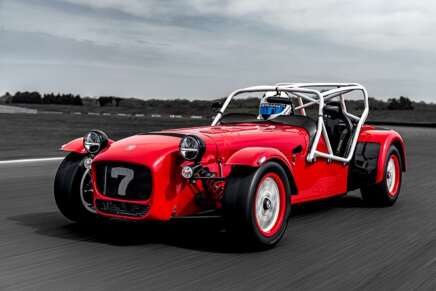 Una Caterham Seven impegnata in pista