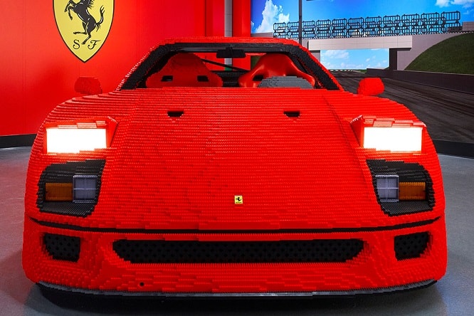 Ferrari F40 di Lego, viene voglia di guidarla