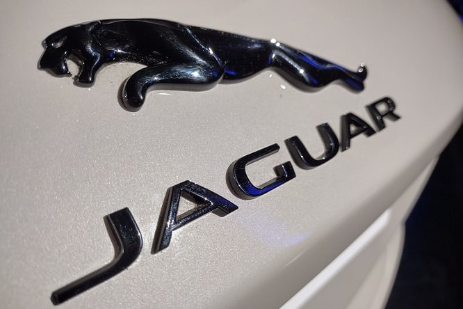 Jaguar cancella 10 anni di passato social