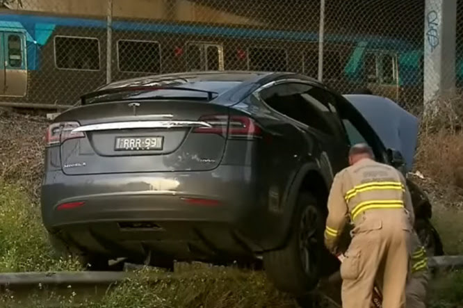 Tesla Autopilot, una Model X si schianta in Australia