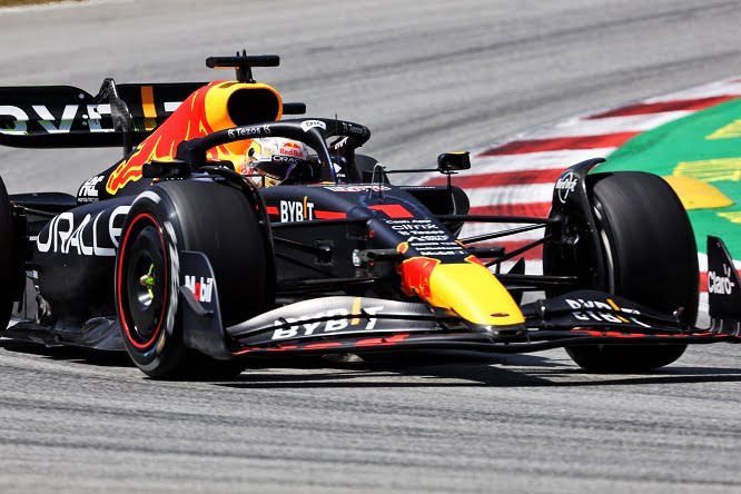 Diretta F1 / GP Spagna 2022, Gara: Leclerc ko, tappa e maglia per Verstappen