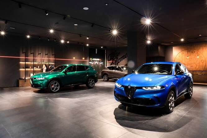 Alfa Romeo, Tonale debutta nello showroom di Milano