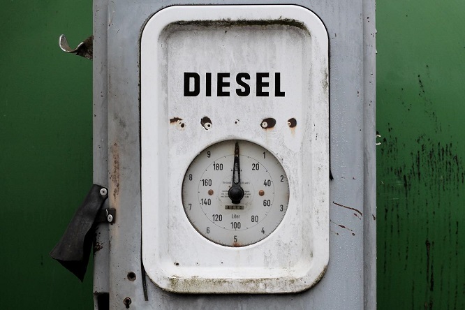 Stop benzina e diesel 2035, l’accordo scricchiola: UE preoccupata