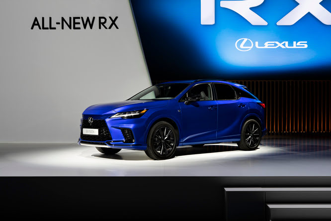 Lexus RX, restyling evolutivo e ibrido