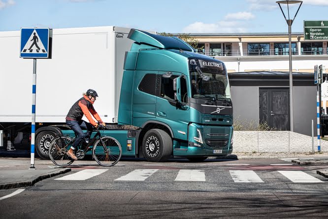 Volvo Trucks, migliora la sicurezza per ciclisti e pedoni