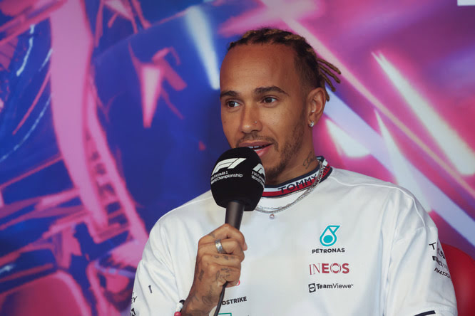 Caso gioielli, Hamilton ha rimosso i piercing