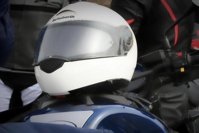 Con la testa sotto l'autobus, il casco salva il motociclista - Mondo Moto -  AutoMoto