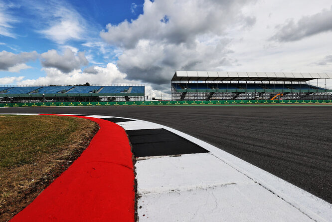 Silverstone, nuove barriere a Brooklands
