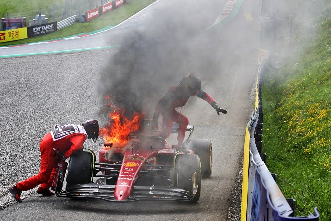 Sainz e le fiamme sulla F1-75: “Soccorsi troppo lenti”