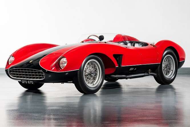 Ferrari, all'asta per una cifra record la Spider California by Scaglietti