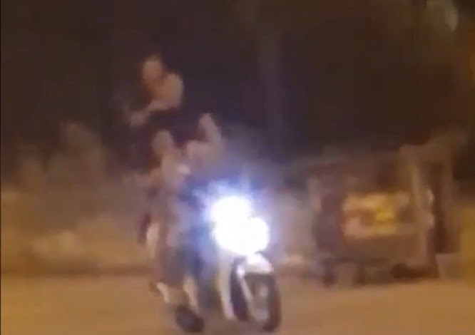 In sei su uno scooter: il video diventa virale