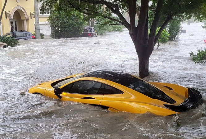 McLaren P1 travolta dall’acqua, la furia dell’uragano Ian