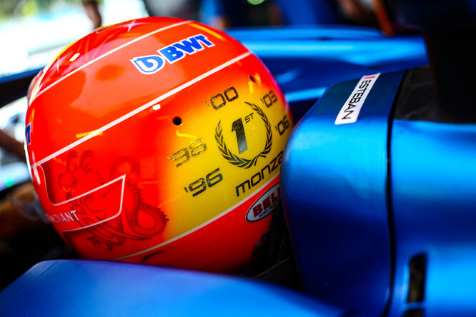 Ocon a Monza con un casco in omaggio all’idolo Schumacher