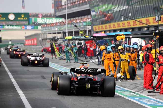 Pitlane strette: Sainz lancia l’allarme sulla sicurezza dei meccanici